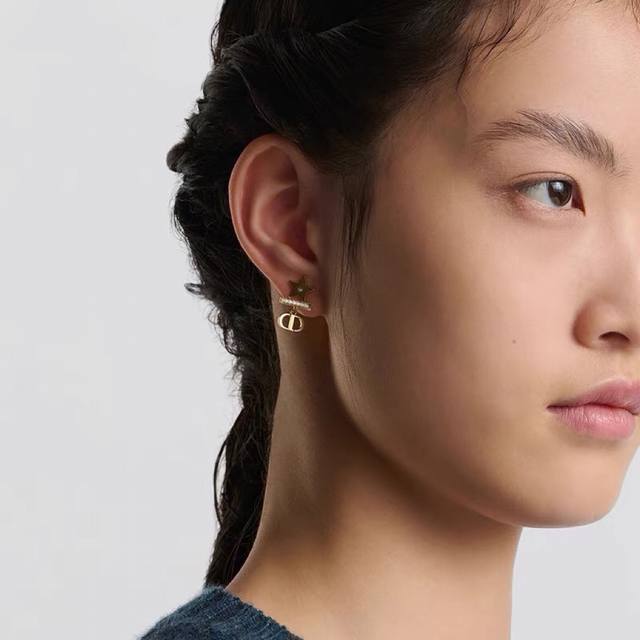 Dior迪奥耳钉新款美美哒简约大气时尚大方低调奢华时尚两不误，百搭款亲，赶紧入手吧你值得拥有！