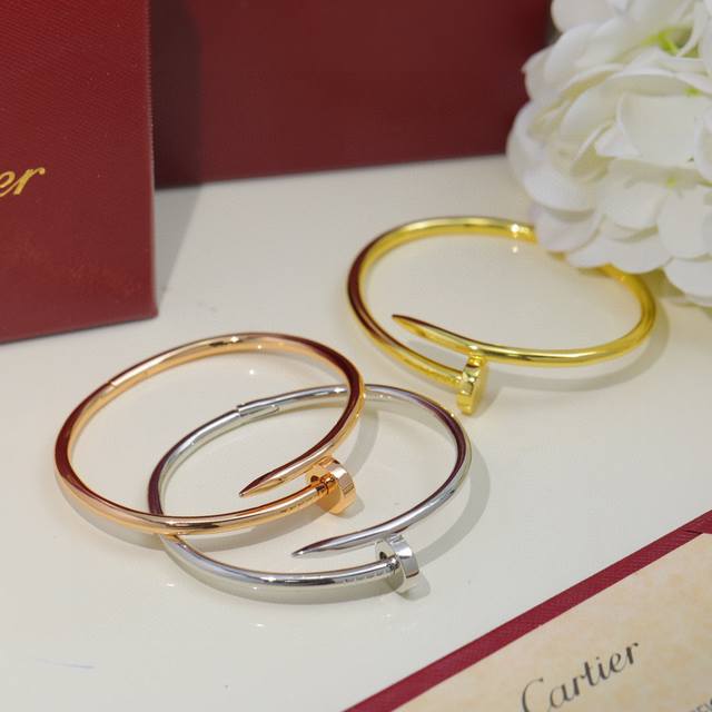 Cartier 卡地亚无钻钉子手镯 Juste Un Clou系列艺术设计展亮相米兰，演绎“当平凡化为珍贵”。Juste Un Clou艺术装置立于Garage