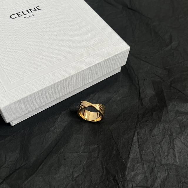 Celine赛琳 戒指 Celine一直是简约时尚界的标杆大胆的设计 百看不厌搭配起来更Fashion 码数：678吗