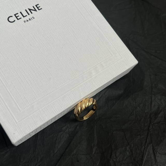 Celine赛琳 戒指 Celine一直是简约时尚界的标杆大胆的设计 百看不厌搭配起来更Fashion 码数：678吗