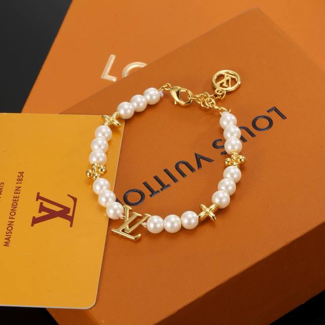 驴家Lv Beads 手链以多重材质串珠，Lv 字母化身挂饰和抛光金属串珠上的铭纹，树脂串珠呈现细腻亮泽。纤薄设计适宜与其他手链叠戴。 手链