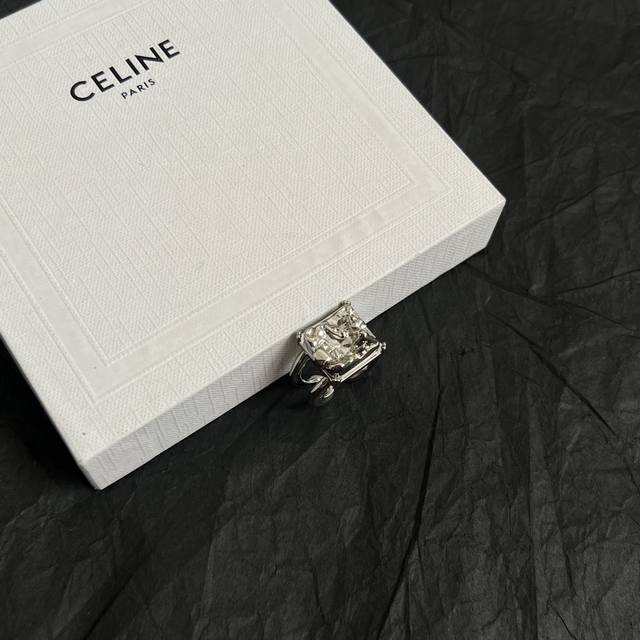 Celine赛琳 戒指 Celine一直是简约时尚界的标杆大胆的设计 百看不厌搭配起来更Fashion