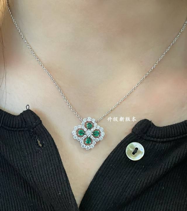 V金材质 绿钻 海瑞温斯顿满钻四叶草项链# Diamond Links系列钻石项链，她的一颦一笑，优雅迷人却又不失理性坚韧，与品牌标志性设计祖母形切工形态钻石相