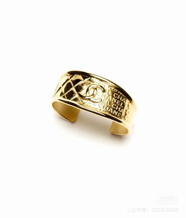 Chanel 25新款中古菱格纹宽手镯 Get到宫廷风的魅力～贼显贵气 菱格纹路搭配麦穗纹经典高级显贵气 单戴叠戴都很漂亮 金灿灿很显气质