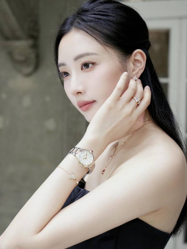 我们出品 七夕小裙子项链 ，可订做真金真钻，只做对版Z批真金货，批K市面各种金货量大咨询客Fu Divas’ Dream系列18K玫瑰金项链精妙诠释欢愉女性魅力