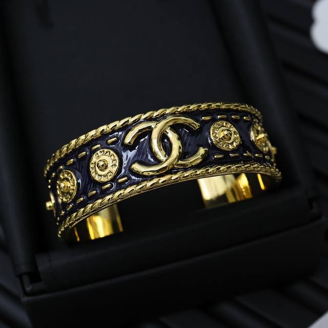 Chanel 中古牛仔蓝字母手镯 Get到宫廷风的魅力～贼显贵气 高级手工坊系列。 丹宁牛仔搭配纽扣形状显贵气 单戴叠戴都很漂亮 金灿灿很显气质