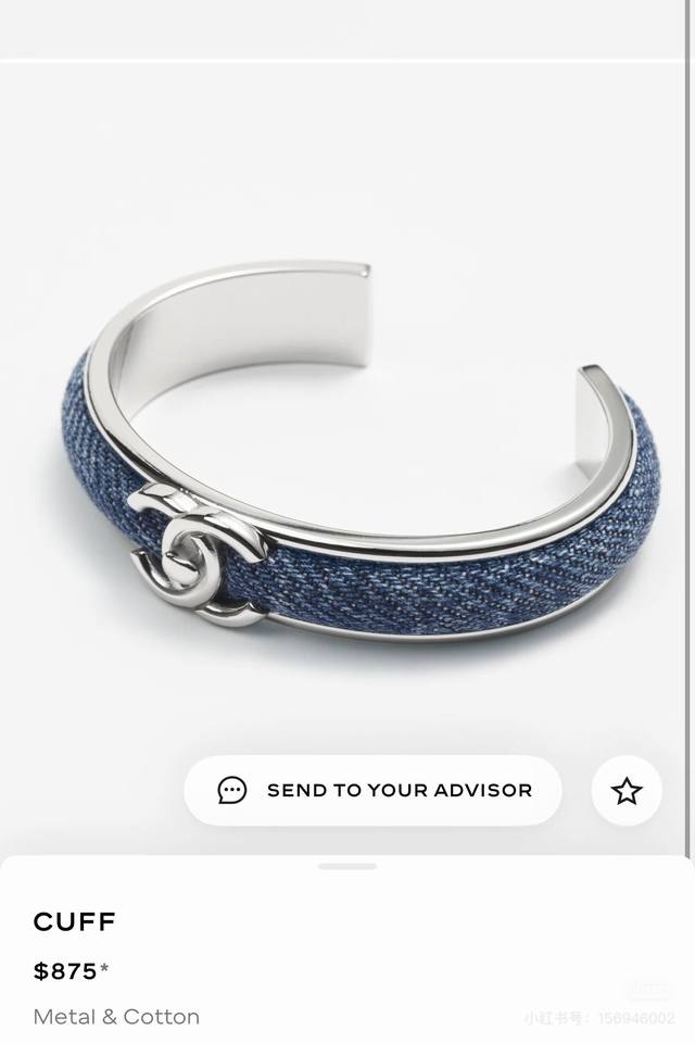 Chanel 银色书包扣双C牛仔蓝开口手镯 蓝色牛仔面料十银色金属 甜酷感十足搭配书包扣双C细节满满很Y2K的时髦感 佩戴上手巨好看啊 贵气百搭又减龄