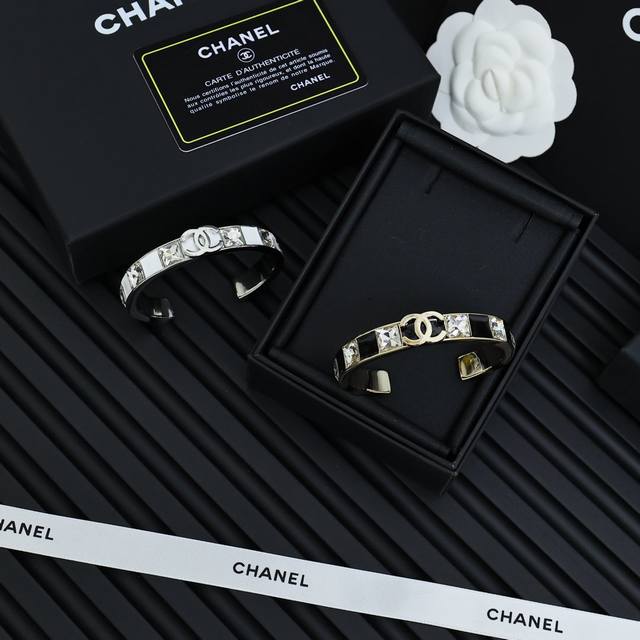 Chanel黑白珐琅方格间钻字母手镯 单戴叠戴都很漂亮，很显气质