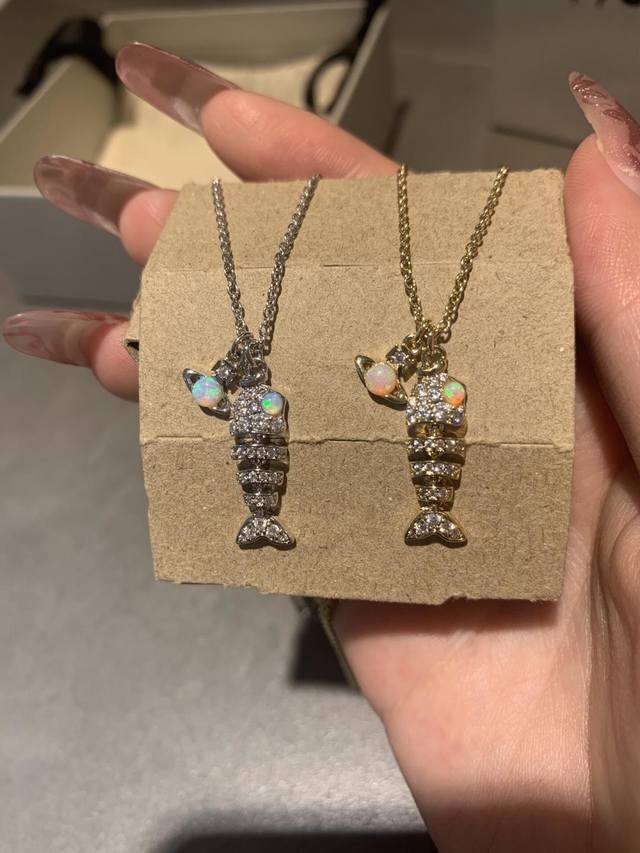 Vivienne Westwood薇薇安西太后 优雅大方精工设计 青春活力 一眼就被这款吸引了 非常漂亮的颜色搭配