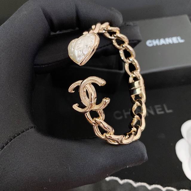 Chanel。爱心链条手镯热销款火爆上新 做工精致细腻超级仙女唯美的一款做工超级细心无漏洞