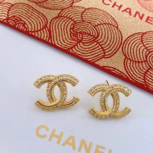 批 Chanel这款设计超级喜欢 香奈儿的进口施华洛字母耳钉耳环首饰 层层叠加方钻形成字母真的美 也是最有魅力哦原版Logo字印明星女神同款 超好搭、日常气质、