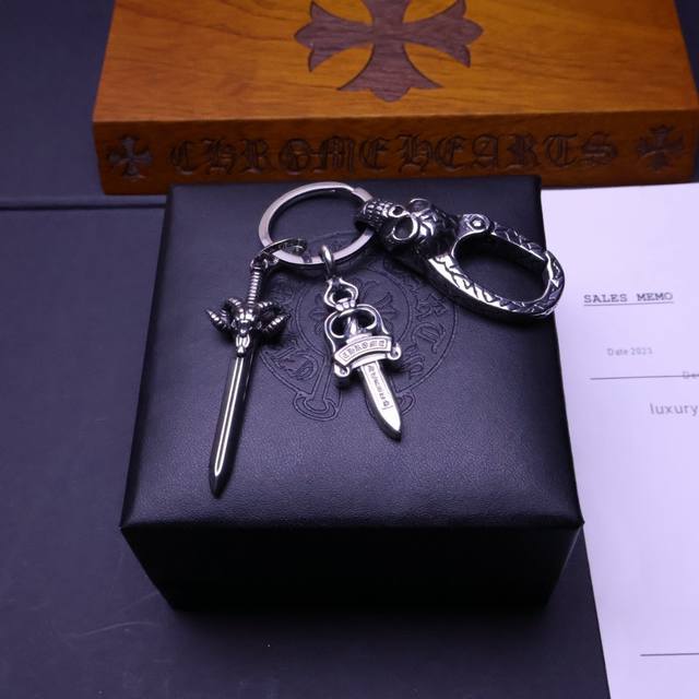 克罗心钥匙扣挂件裤包挂件 做工、质感一流.小细节提升本身整体品味， 搭配起来简直酷毙了。