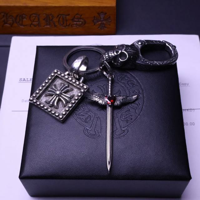 克罗心钥匙扣挂件裤包挂件 做工、质感一流.小细节提升本身整体品味， 搭配起来简直酷毙了。