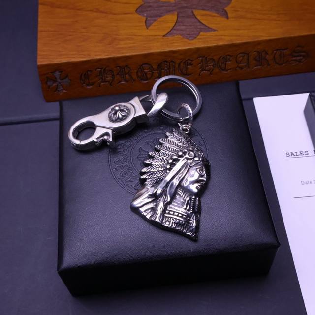 克罗心钥匙扣挂件裤包挂件 做工、质感一流.小细节提升本身整体品味， 搭配起来简直酷毙了。