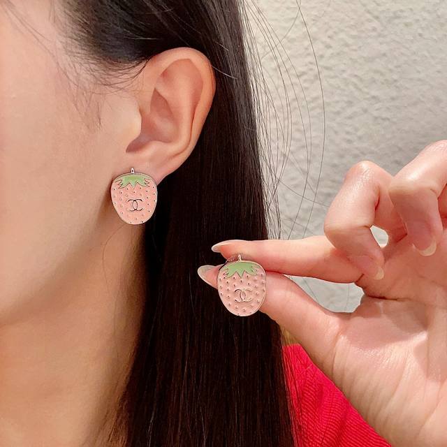 香奈儿草莓双C耳钉