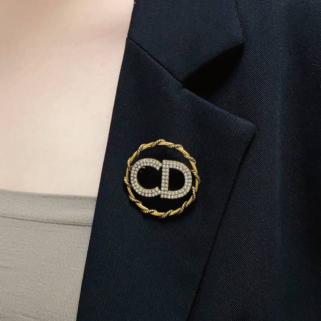新款Dior迪奥Cd字母满钻胸针专柜一致黄铜材质 超级有质感绝对爆款 一样材质黄铜Logo 清晰可见 这款延续了D家经典系列 集中时尚元素 时尚大牌 做工精良
