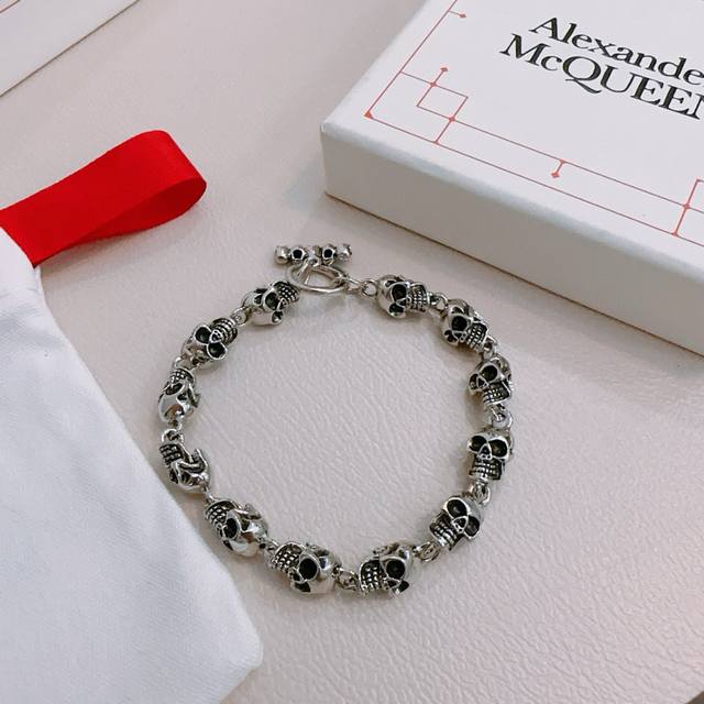 新款Alexander Mcqueen 亚历山大 麦昆 手链 专柜一致原版定制 骨子里那种叛逆浮夸朋克可内心又向往着美好的焦虑，对美的另一种诠释 男士火爆款出货