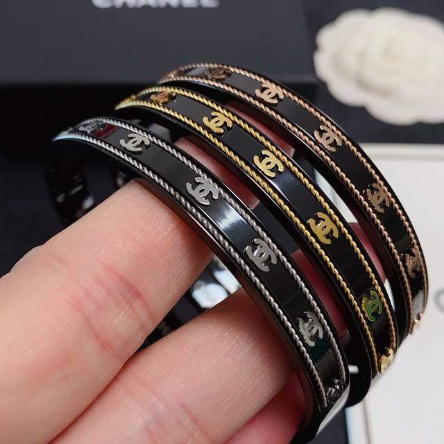 新款香奈儿Chanel字母双C碳黑手镯超重工Bling Bling，颜色搭配得非常好高级感 女神气质高端 精钢材质不过敏不褪色。一比一精美工艺，经典至极的魅物，
