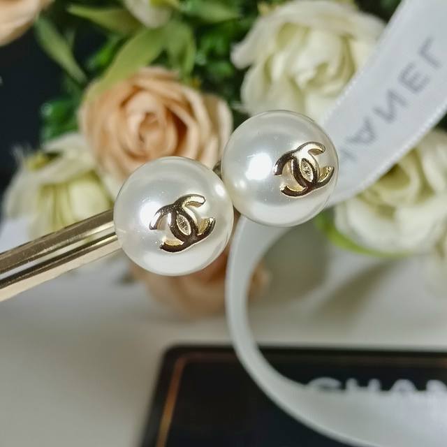 批 新款高货Chanel 小香双C简约迷你小珍珠耳钉原版清晰字印 这款耳环真的超级美看着设计简单但是佩戴效果好看到爆就连我这种小耳垂的也很Ok Z批上耳超气质优