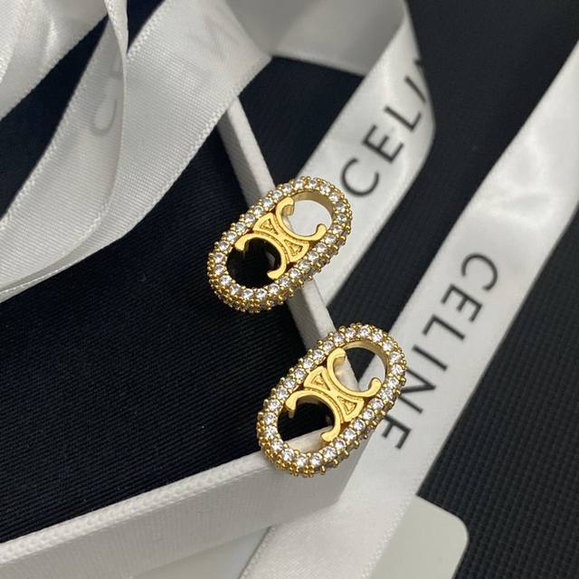 批 新款Celine 塞林 好品质精雕晶钻字母耳钉耳环Bracelet Jewelry 新款圆环耳钉 高级定制精致小物件必备 一年四季都可配戴细节中提升衣品 提