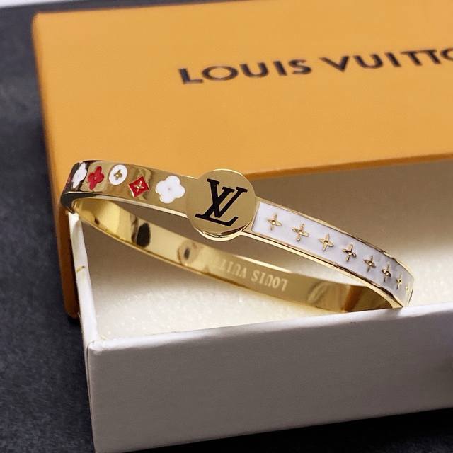 新品 原单货 Lv手镯Louis Vuitton 路易威登 专柜一致材质 火爆款出货 设计独特 复古前卫。手镯14K精工保色版 从上市以来一直深受Mm喜爱每一种