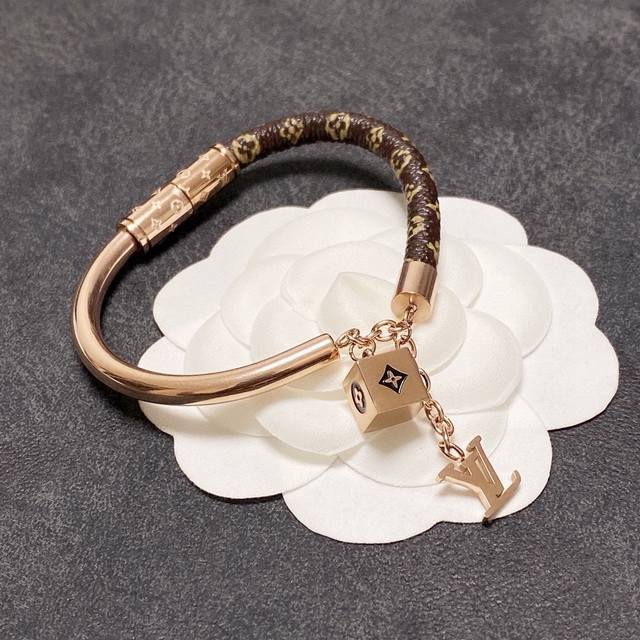 新品 原单货 Lv皮革手镯手环Louis Vuitton 路易威登 专柜一致材质 火爆款出货 设计独特 复古前卫。手镯14K精工保色版 从上市以来一直深受Mm喜