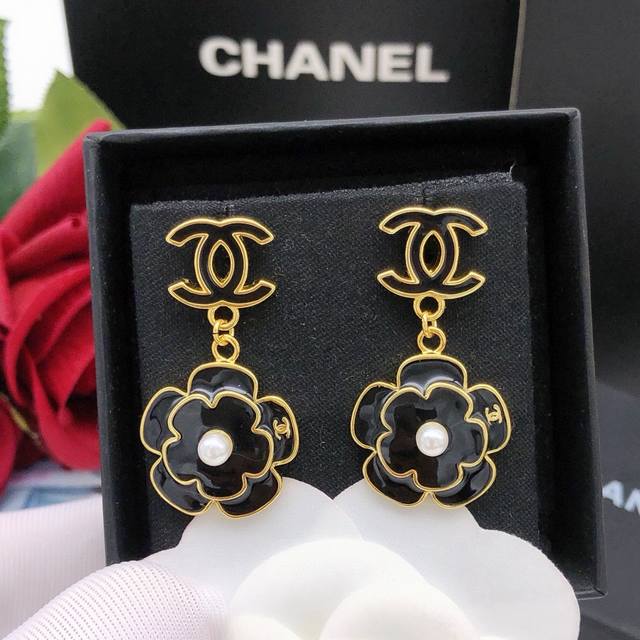 编号Xed0225 Chanel 原单新品 小香山茶花双 C耳钉 高端品质，专柜1:1开模，专柜原版同黄铜材质！高级925银针防过敏处理，Cnc工艺，每个细节无