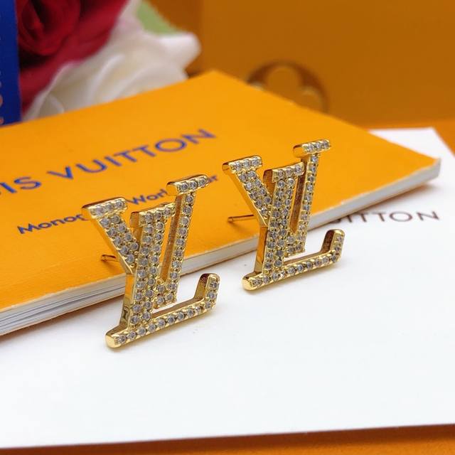 编号Led0052银色 编号Led0038金色 编号Led0049玫瑰金色 Lv最新款字母耳钉镶钻 三色可选 一致Zp黄铜材质