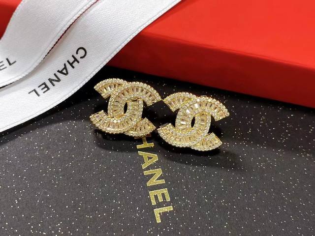 卖疯了小香官网主推爆款精工版小香 最新 Chanel 方钻字母晶钻耳钉耳环CaméLia 字母新款出货 明星同款，原版清晰Logo字印美美哒漂亮极啦明星联名同款