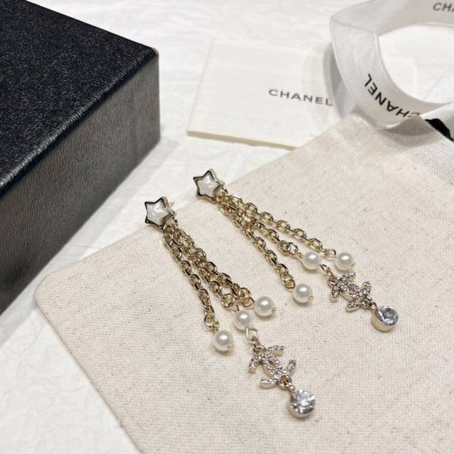 Chanel25C晶钻流苏链条五角星珍珠双C耳钉 每期必入的经典双C耳钉，一致Zp黄铜材质五角星字母珍珠组合，上耳简约大气，超级百搭，经典永不过时香粉必入[机智