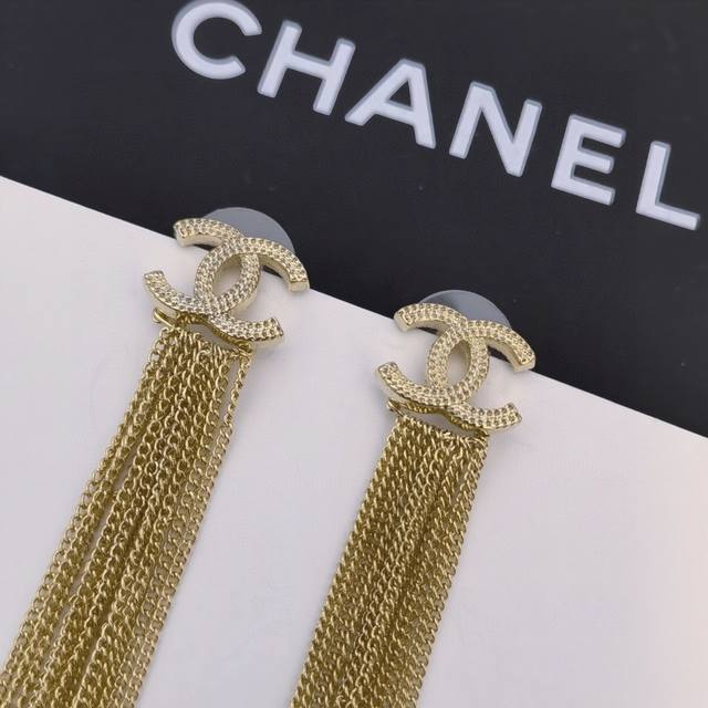 卖疯了小香官网主推爆款精工版小香 最新 Chanel 精雕流苏链条字母珍珠耳钉耳环CaméLia 字母链条新款出货 明星同款，原版清晰Logo字印链条与独特字母