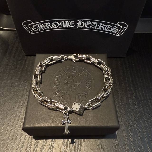 新款 专柜品质 Chrome Hearts克罗心 经典复古十字架骰子手链 凹凸造型不同的花纹设计风格 呈现出与众不同 十字架 童军花是克罗心的志 所以更经久不衰