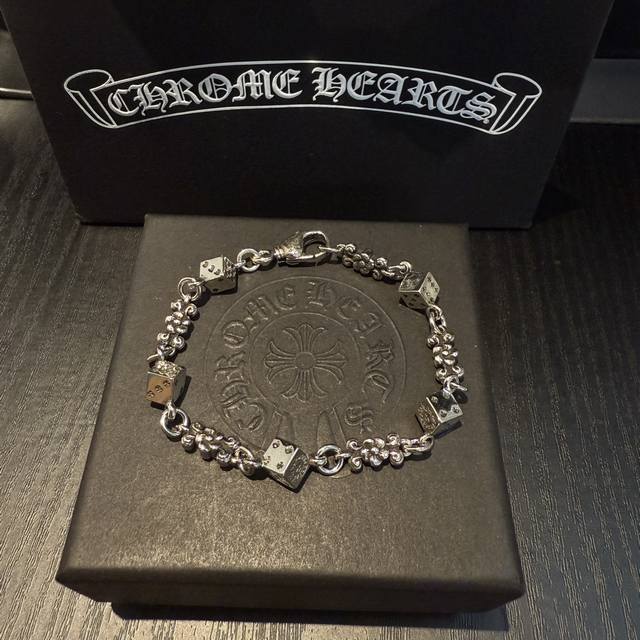 新款 专柜品质 Chrome Hearts克罗心经典复古骰子十字花手链 凹凸造型不同的花纹设计风格 呈现出与众不同 十字架 童军花是克罗心的志 所以更经久不衰
