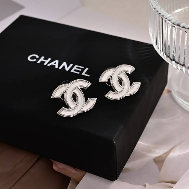 项链 耳钉 Z批打版 小香 Chanel 项链耳钉优雅大方精工设计 雕刻 非常修饰脸型 青春活力 看惯了一如既往的项链 一眼就被这款吸引了 非常漂亮的颜色搭配