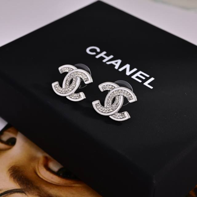 项链 耳环P70Z批打版 小香 Chanel 耳环优雅大方精工设计 雕刻 非常修饰脸型 青春活力 看惯了一如既往的耳环 一眼就被这款吸引了 非常漂亮的颜色搭配