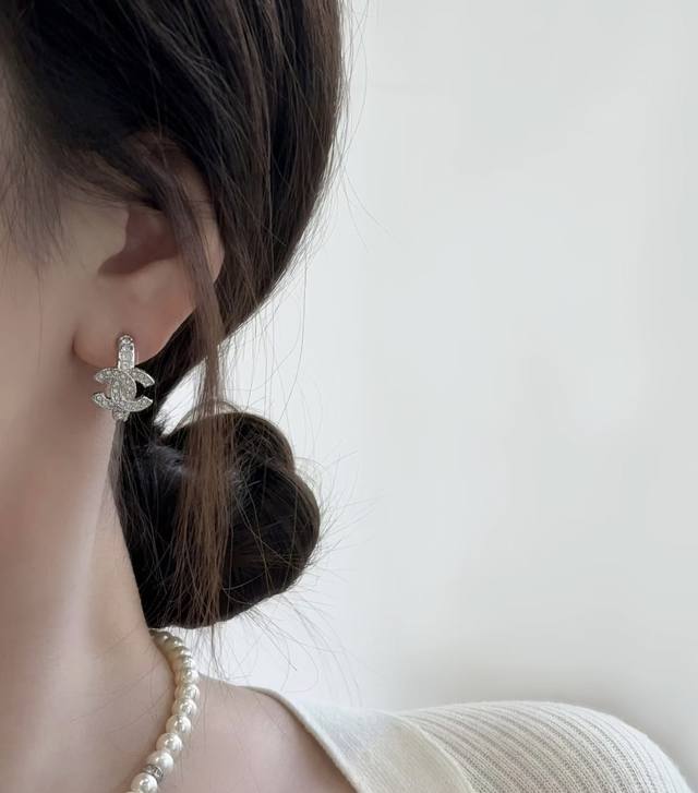 Chanel25S绝美隐藏款｜银满钻小耳圈闪爆了 银满钻 小尺寸设计 轻松戴出高级感！ 不得不夸一下25S这款耳圈～又闪又亮！ 终于碰到心水到不行的小耳圈了 疯