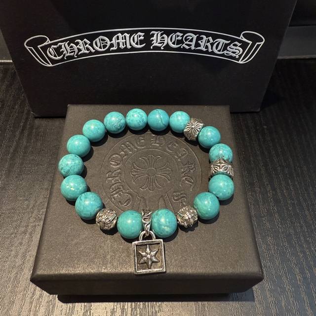 新款 专柜品质 Chrome Hearts克罗心 经典复古多元素绿松石手串手链 ，快手 Ins 小红书热门，凹凸造型不同的花纹设计风格呈现出与众不同 十字架童军