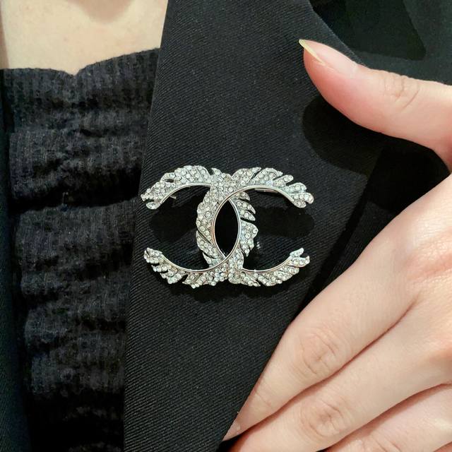 Chanel小香 专柜新款同步上新香奈儿胸针，是最懂女人的饰物。那些倾注了全部心血去做自己的女人，往往更珍惜胸针的意义。香奈儿女士把胸针别在帽子上，并告诉那些模
