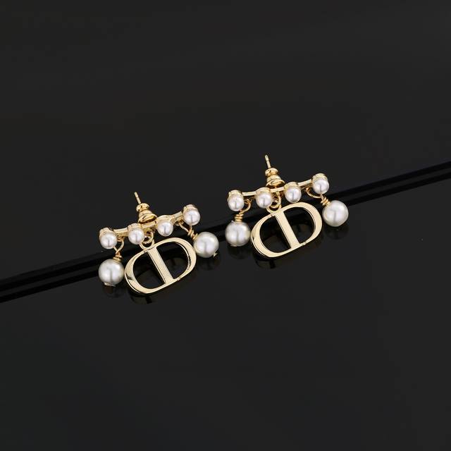 最新 迪奥火爆 各路网红同款，爆 Dior 系列，Cd字母项链官网最新 同步 Dior 专柜一致材质 无死角的美！