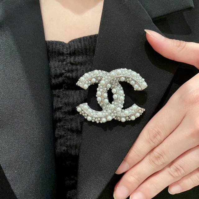 Chanel小香 专柜新款同步上新香奈儿胸针，是最懂女人的饰物。那些倾注了全部心血去做自己的女人，往往更珍惜胸针的意义。香奈儿女士把胸针别在帽子上，并告诉那些模