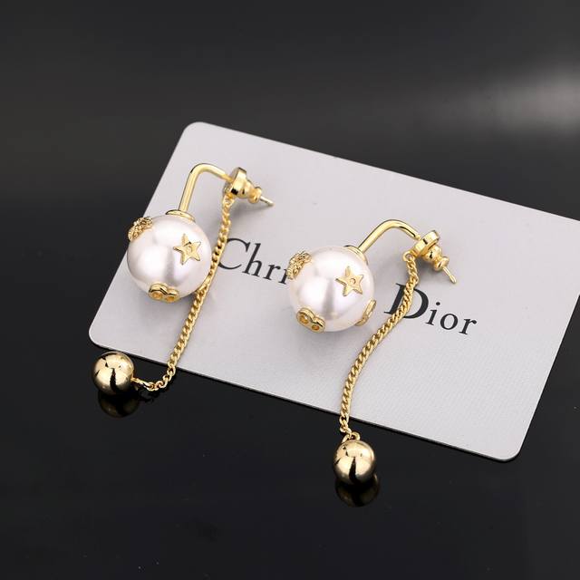 最新 迪奥火爆 各路网红同款，爆 Dior 系列，Cd字母珍珠耳环耳钉 官网最新 同步 Dior耳钉，S925银针 专柜一致材质 无死角的美！