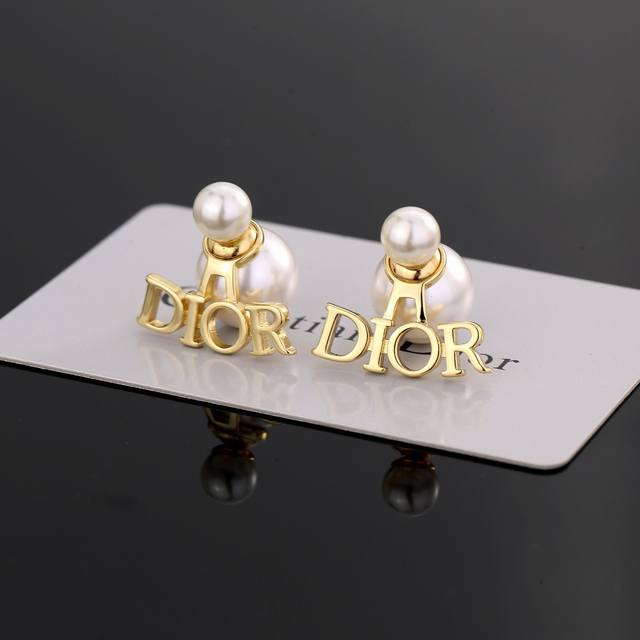迪奥字母Cd珍珠耳环 这款 Dior Tribales 耳环在 Dior 标志性款式的基础上演绎出新的风格。白色树脂珠饰悬挂着银色饰面金属字母“D.I.O.R.