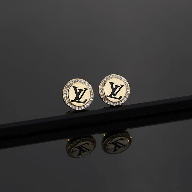 美毙了 Lv 路易威登 耳钉 优雅知性大气上档次 百搭款式 简直美的不能再美了