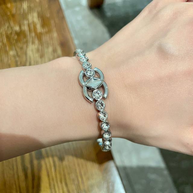 新款新款香奈儿双C字母手镯超重工Bling Bling，颜色搭配得非常好高级感 女神气质高端 黄铜材质不过敏不褪色。一比一精美工艺，经典至极的魅物，性价比高 必