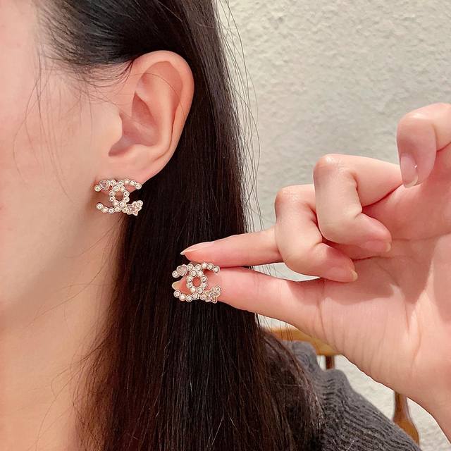 Chanel香奈儿 中古 双C耳钉小香家的款式真心无需多介绍每一款都超好看，精致大方，非常显气质
