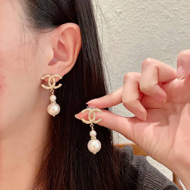 Chanel香奈儿 中古 双C耳钉小香家的款式真心无需多介绍每一款都超好看，精致大方，非常显气质