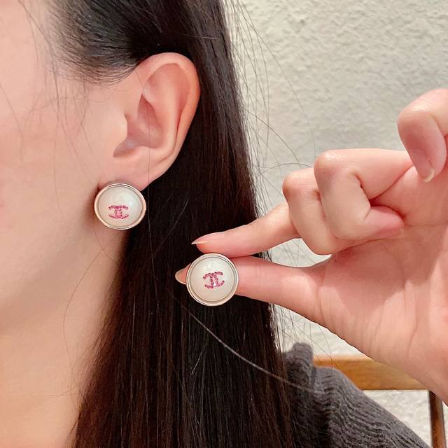Chanel香奈儿 中古 双C耳钉小香家的款式真心无需多介绍每一款都超好看，精致大方，非常显气质
