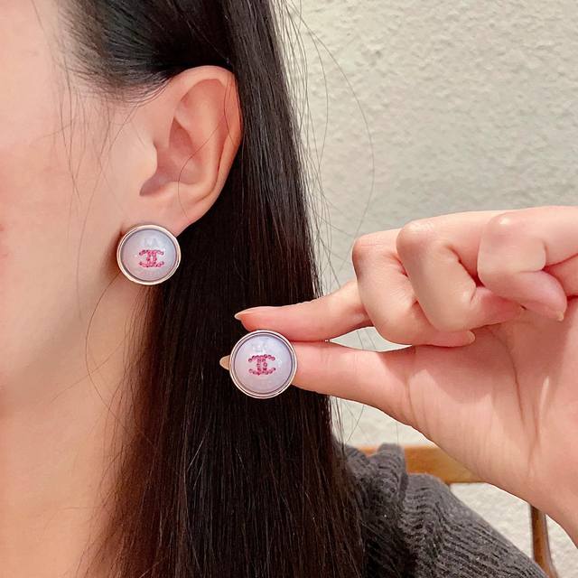 Chanel香奈儿 中古 双C耳钉小香家的款式真心无需多介绍每一款都超好看，精致大方，非常显气质
