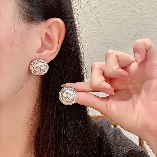 Chanel香奈儿 中古 双C耳钉小香家的款式真心无需多介绍每一款都超好看，精致大方，非常显气质