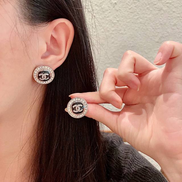 Chanel香奈儿 中古 双C耳钉小香家的款式真心无需多介绍每一款都超好看，精致大方，非常显气质